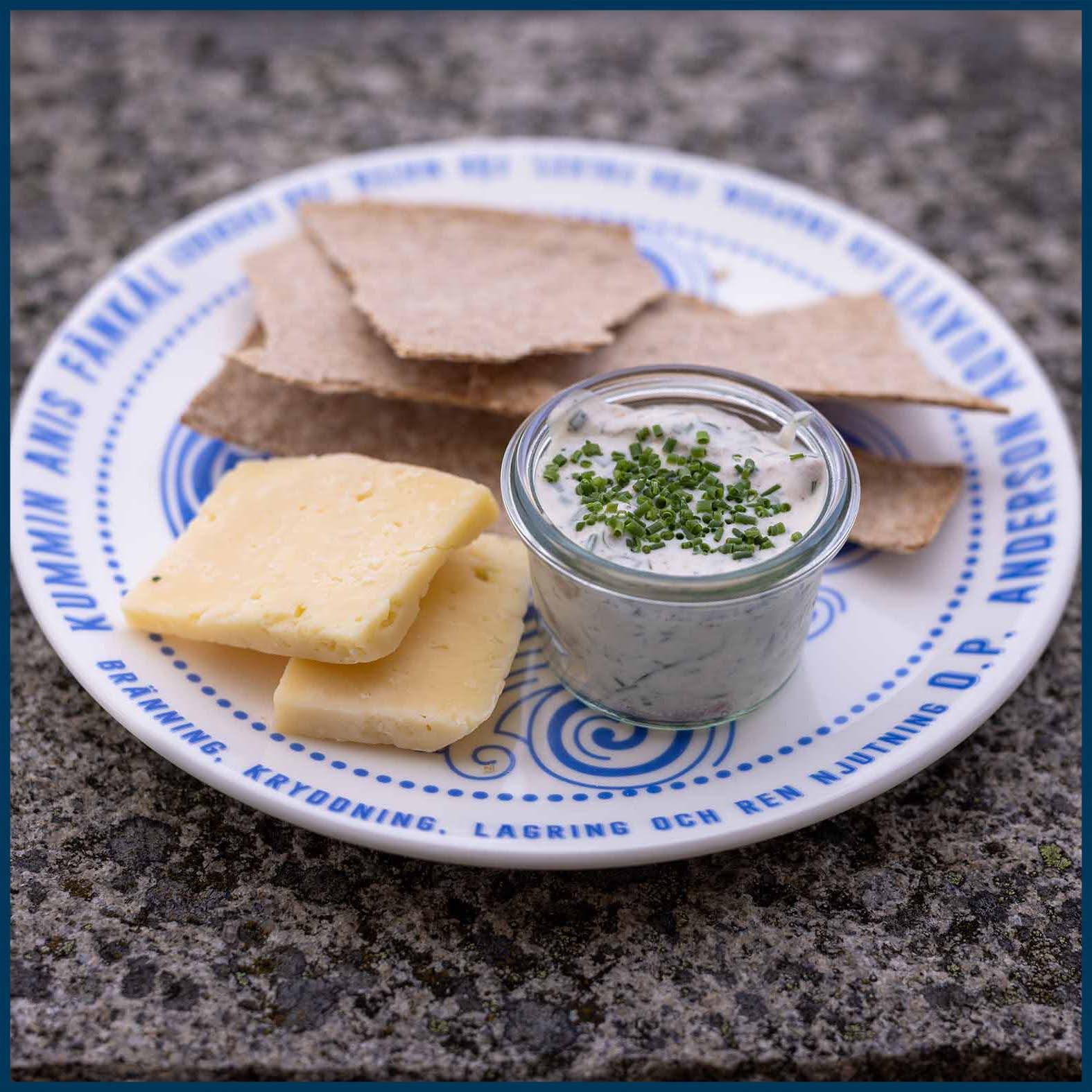 Lokala delikatesser - ost och knäckebröd